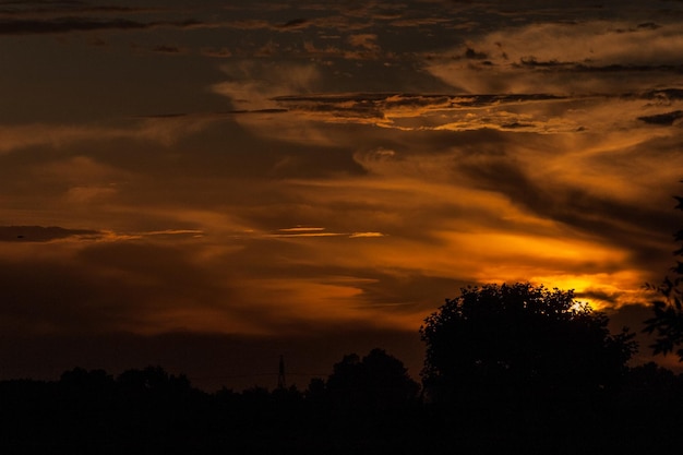 Dramático cielo sobre el paisaje