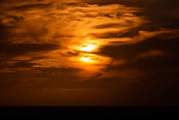 Dramático colorido atardecer cielo sobre el Océano Atlántico Norte abstracto cielo rojo