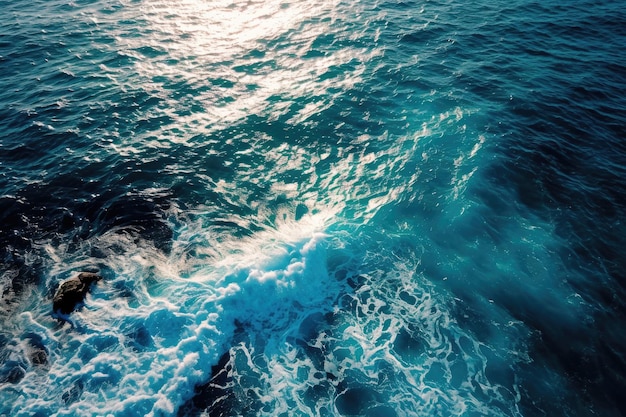 El dramático encuentro de las aguas azul cobalto con los tonos terrosos de la tierra costera desde un punto de vista aéreo