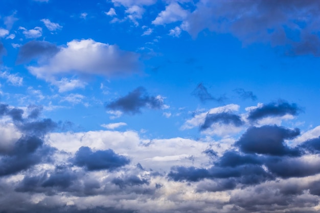 Dramático fondo de nubes de tormenta en el cielo azul