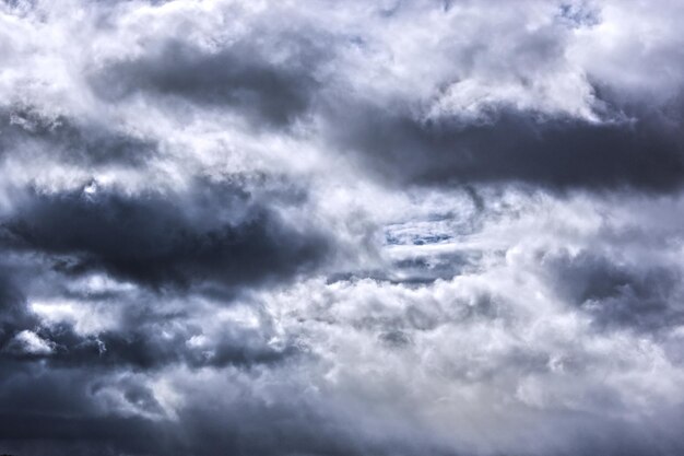 Foto dramático fondo de nubes de tormenta en el cielo oscuro