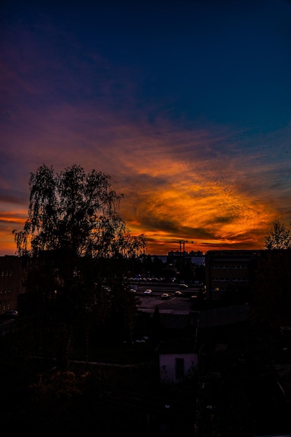 Foto dramático natural com nuvens colorido pôr-do-sol urbano com guindaste de construção