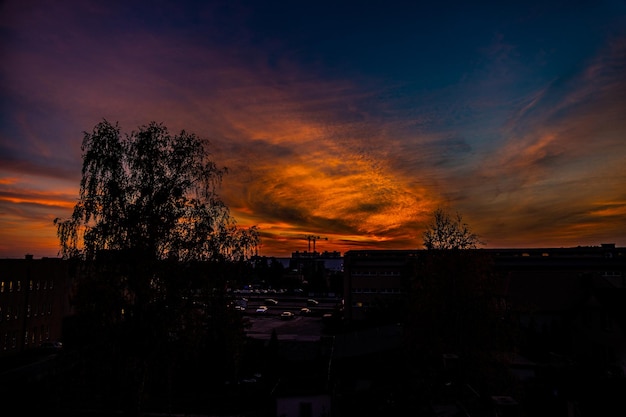 Foto dramático natural con nubes colorido puesta de sol urbana con grúa de construcción