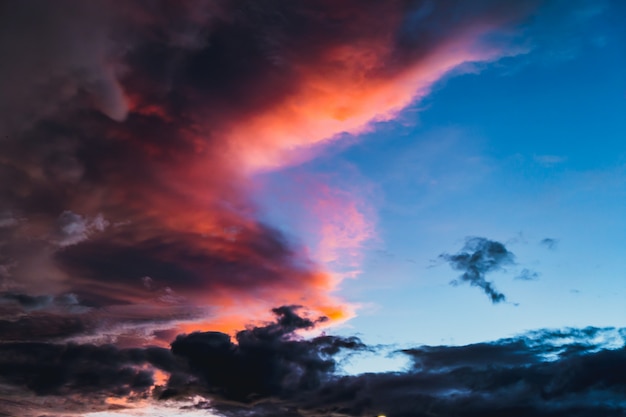 Dramático oscuro nube cielo anochecer amanecer rojo color puesta de sol.