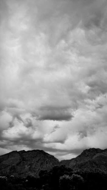 Foto dramático paisaje de nubes sobre formaciones rocosas desnudas