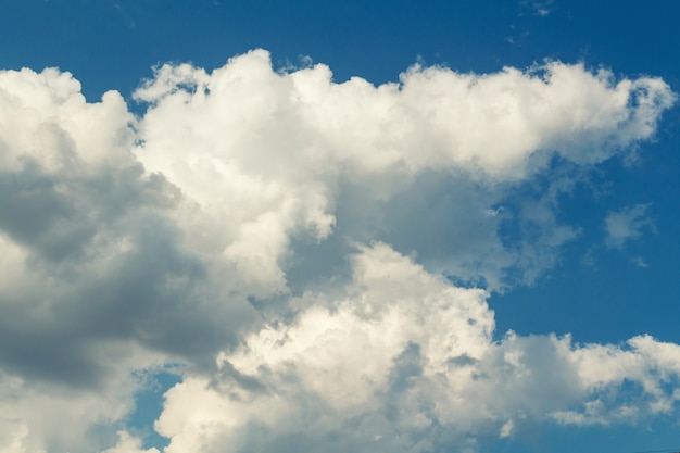 Dramático pintoresco cielo colorido con nubes