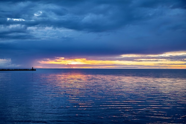 Dramático pôr do sol com nuvens de trovoada antes da tempestade