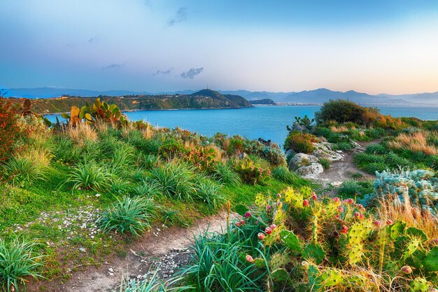 Foto dramático pôr do sol da primavera no panorama do cabo milazzo da reserva natural piscina di venere