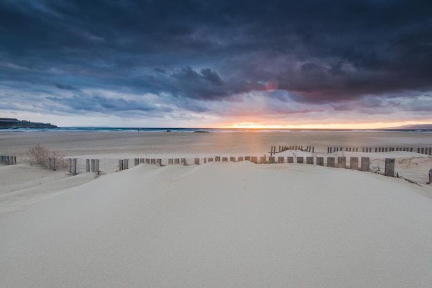 Dramático pôr do sol e nuvens de tempestade sobre a praia em Tarifa Espanha