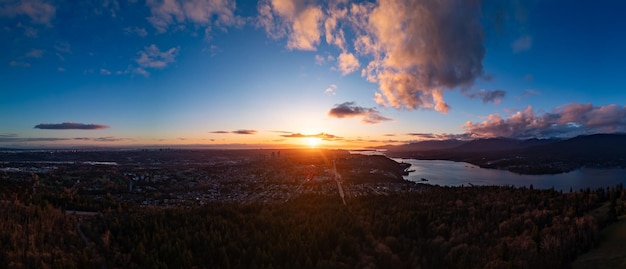 Foto dramatico pôr-do-sol nublado sobre burnaby vancouver bc canadá