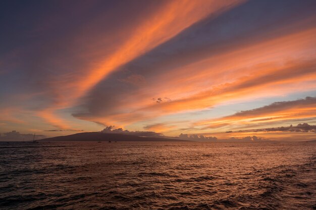 Dramático pôr do sol sobre Lanai de Lahaina em Maui