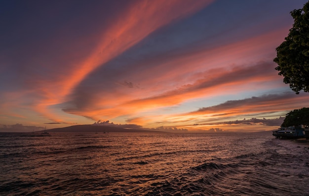 Dramático pôr do sol sobre lanai de lahaina em maui