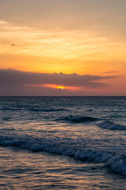 Dramático pôr do sol sobre o fundo da natureza do mar do Caribe