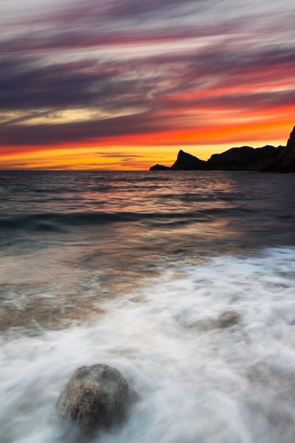 Dramático pôr do sol sobre o mar tempestuoso Férias de verão no resort tropical