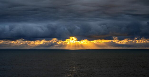 Dramático pôr do sol sobre o mar