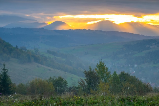 Dramático pôr do sol sobre os Cárpatos ucranianos