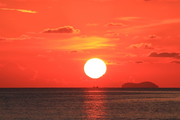 Dramático pôr do sol vermelho na ilha de Samui, Tailândia