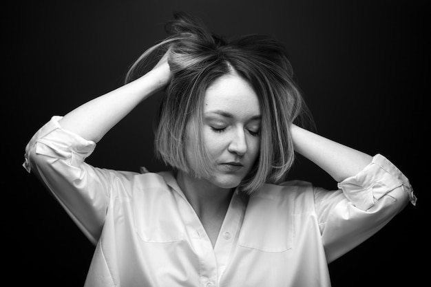 Dramático retrato en blanco y negro de una bella mujer