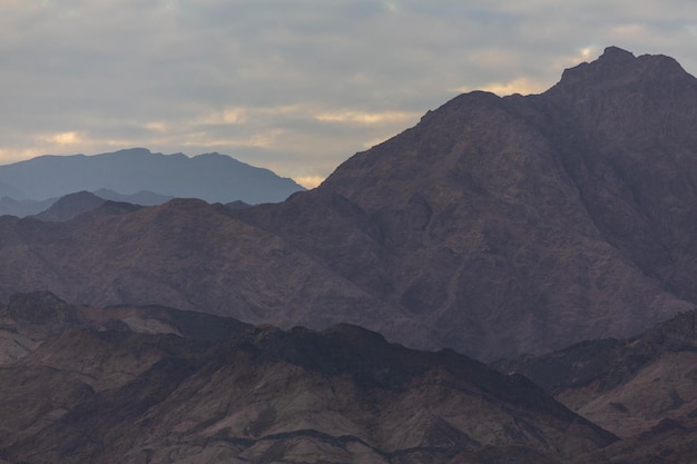 Dramatisch geschichtete Berge des Sinai am Abend. Blick von Dahab. Dahab, Halbinsel Sinai, Ägypten