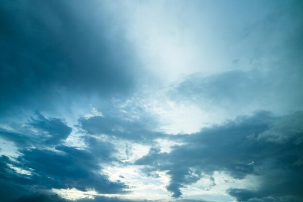 Dramatische abstrakte Wolken und blauer Himmel