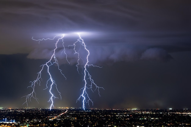 Dramatische Blitze aus einem Gewittersturm über Phoenix, Arizona