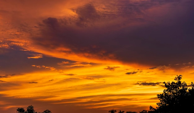 Dramatische bunte Monsunwolkenbildung am Himmel während des Sonnenuntergangs