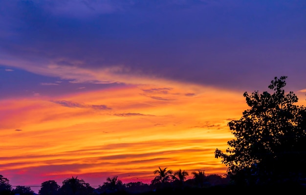 Dramatische bunte Monsunwolkenbildung am Himmel während des Sonnenuntergangs