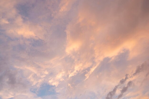 Dramatische Cirrusfederwolken gegen hellblauen bewölkten Himmel am Abend