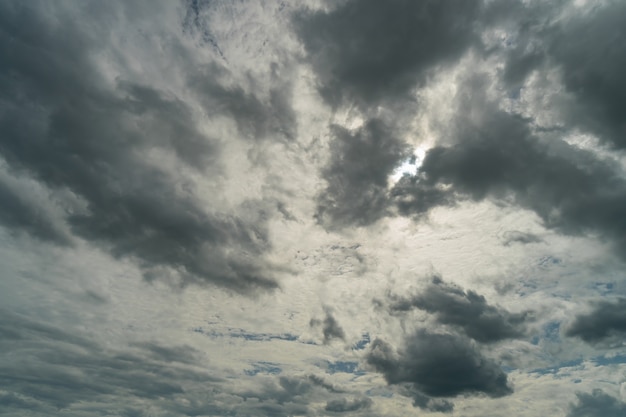 Dramatische Gewitterwolken am dunklen Himmel in der Regenzeit