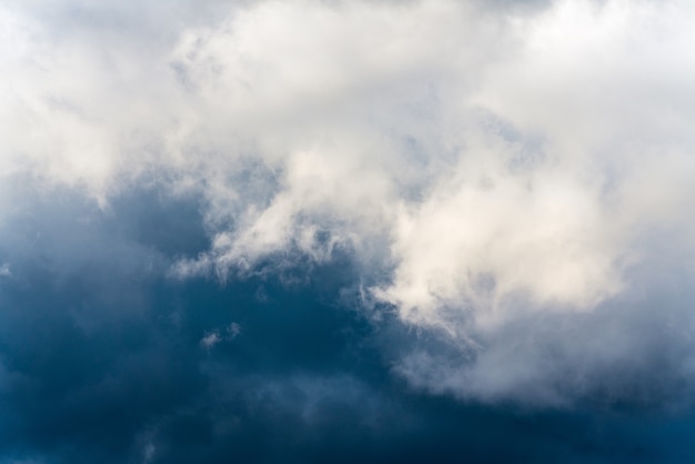 Dramatische Gewitterwolken der Landschaft im Himmel vor Regen. Naturwetterhintergrund