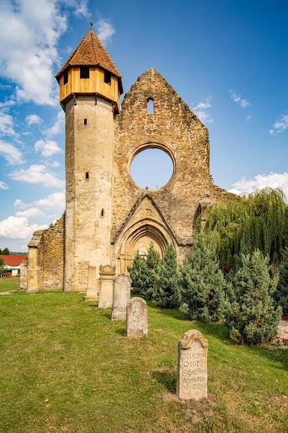 Dramatische Kirchenruinen