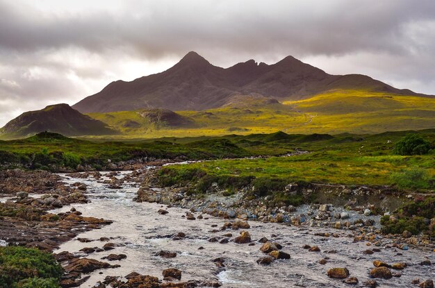 Dramatische Landschaft der Cuillin-Hügel und des Flusses Schottisches Hochland