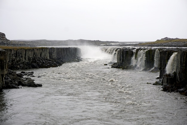 Foto dramatische landschaft in island mit grauem himmel. selfoss wasserfall im nationalpark jokulsargljufur.