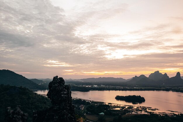 Dramatische Landschaft von verschwommenen Schichten von Bergketten während des Sonnenaufgangs, bedeckt mit Wäldern