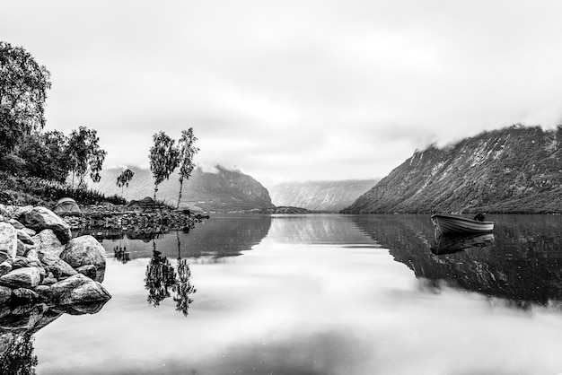 Foto dramatische landschaften mit boot auf dem see