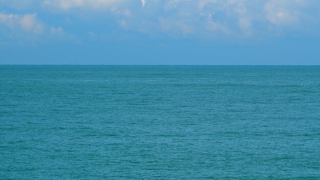 Dramatische Landschaftswolken über dem Meer oder Ozean blauer Himmel mit weißen beweglichen Wolken Panorama Sommer