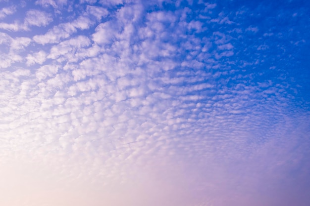 Dramatische Monsunwolkenbildung am blauen Himmel