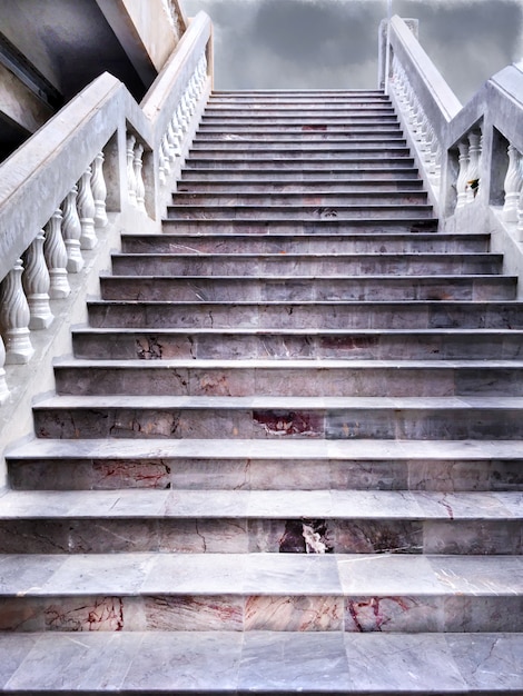 Dramatische Treppe über dunklen bewölkten Himmel