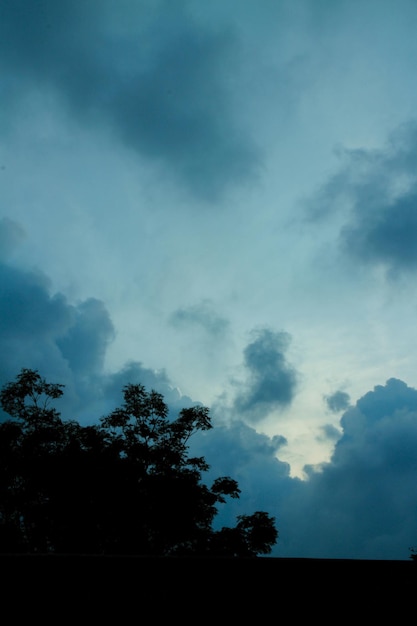 Dramatische weiche Wolken und blauer Himmel