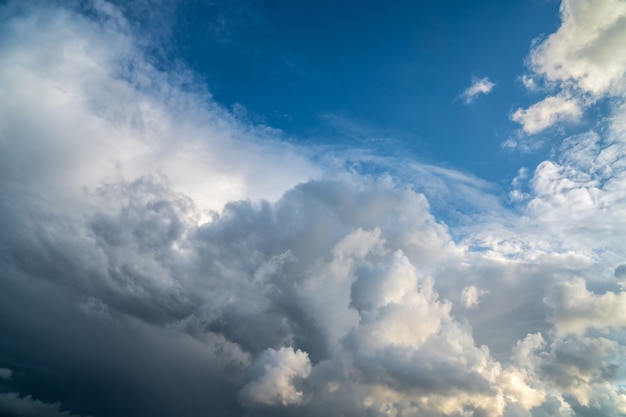 Dramatische Wolken am weiten blauen Himmel