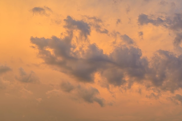 Dramatische Wolken bei Sonnenuntergang Kiew Ukraine
