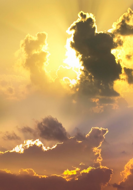 Dramatische Wolken bei Sonnenuntergang