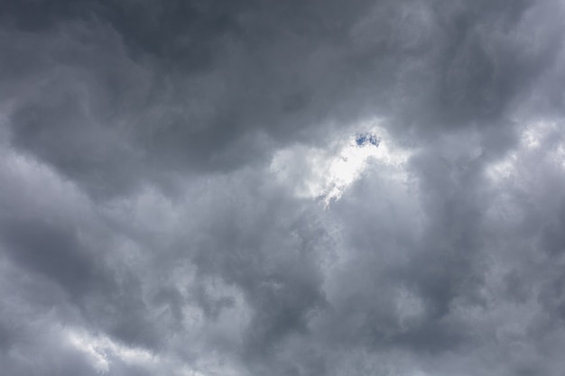 Dramatische Wolken bei stürmischem Frühlingswetter