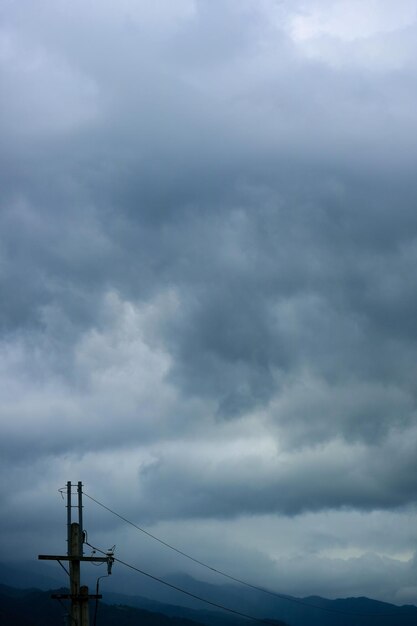 Dramatische Wolken und blauer Himmel