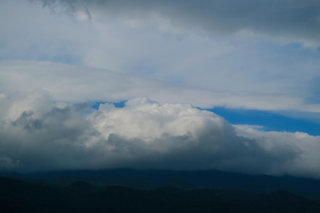 Dramatische Wolken und blauer Himmel