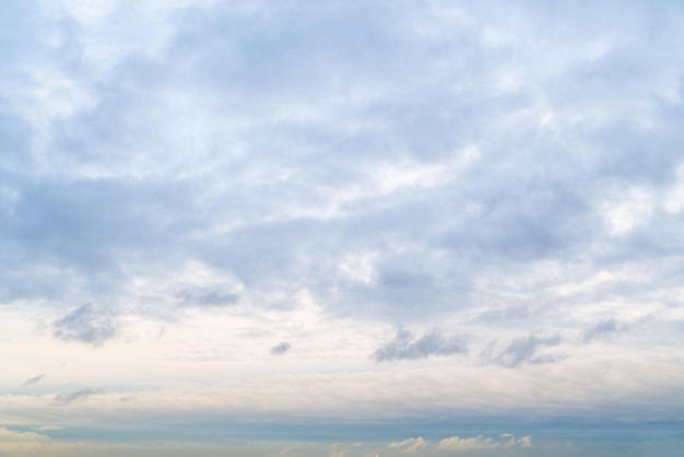 Dramatischer Abendhimmel mit Wolken