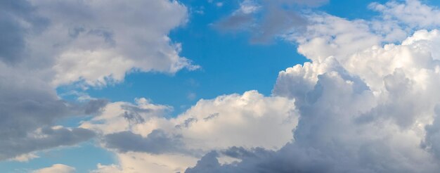 Dramatischer blauer Himmel mit weißen und grauen Wolken bei sonnigem Wetter