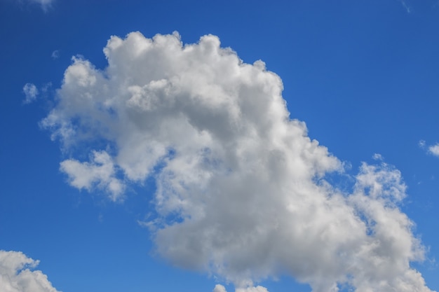 Dramatischer blauer Himmel. Sommer klarer Tag