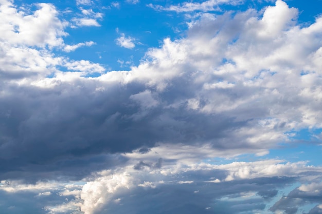 Dramatischer blauer Himmel und warme helle Wolken bei Sonnenaufgang