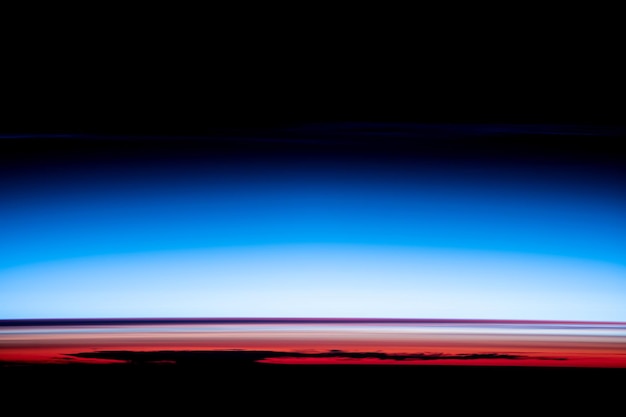 Dramatischer blauer und roter Erdhorizont bei Sonnenaufgangselementen dieses Bildes, das von der NASA bereitgestellt wurde